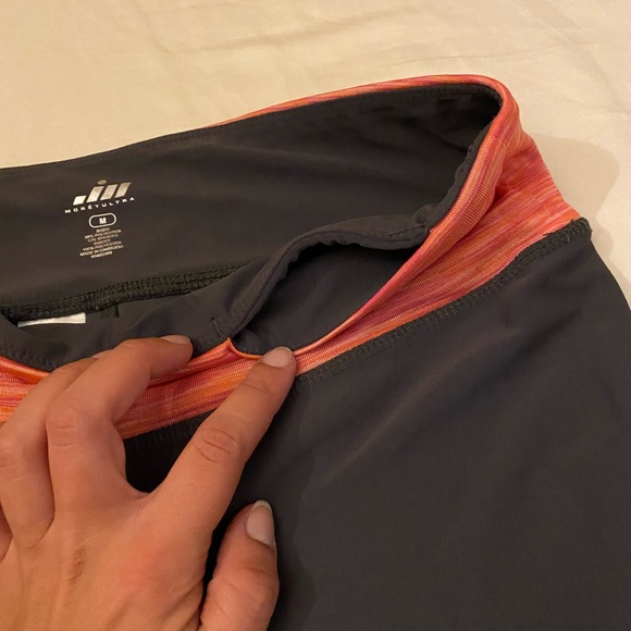 Workout Capri Leggings with pocket - Picture 3 of 4